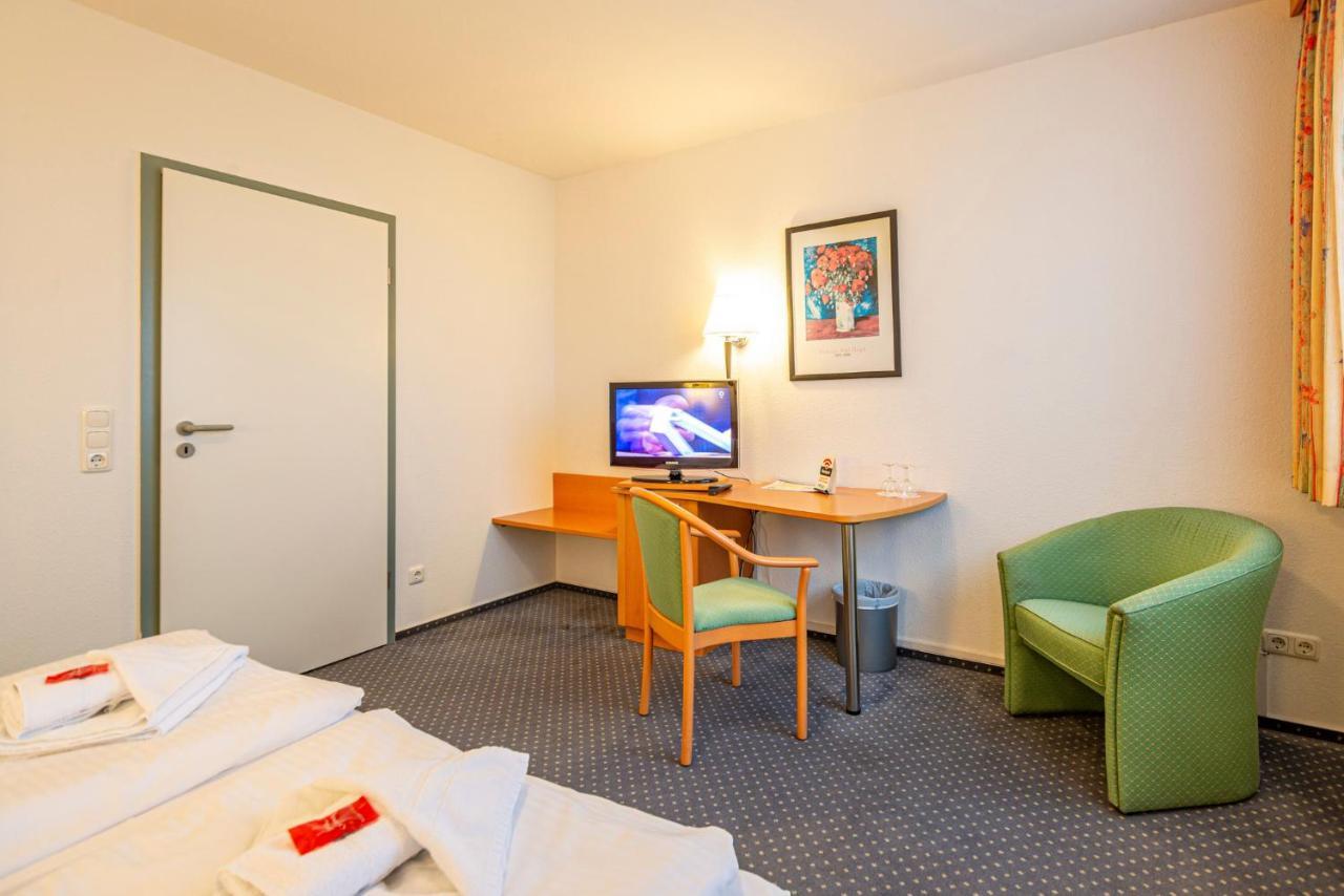Hotel Rostock West Im "Kritzmow Park" Exterior photo